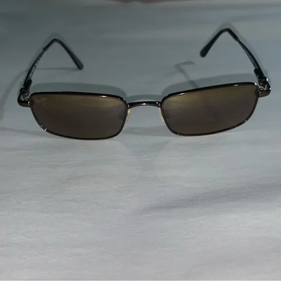 22) MAUI JIM Maui rectangular SUNGLASSES w/leather clamshell 